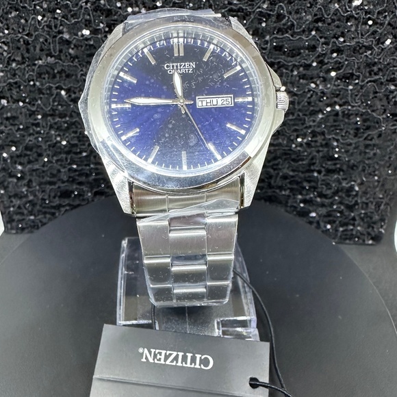 Men's NWT Citizen Midnith face w/Date and Silver Bezel Leading to a Silver Band - Picture 3 of 7